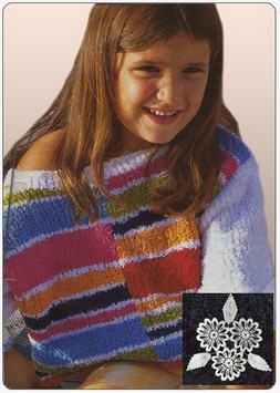 Пуловер с ассиметричными яркими полосками